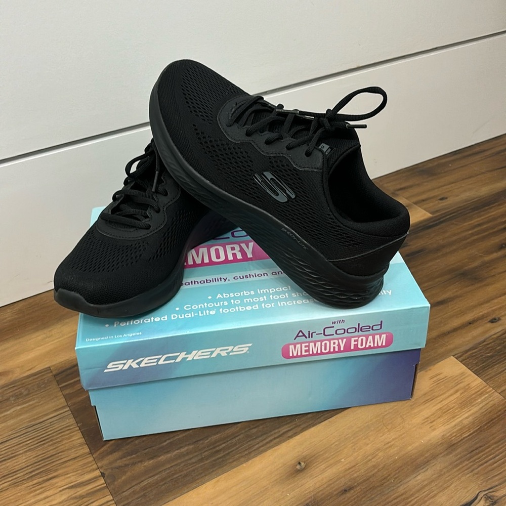 Women’s tennis shoes. Sketchers with Air-Cooled Memory Foam